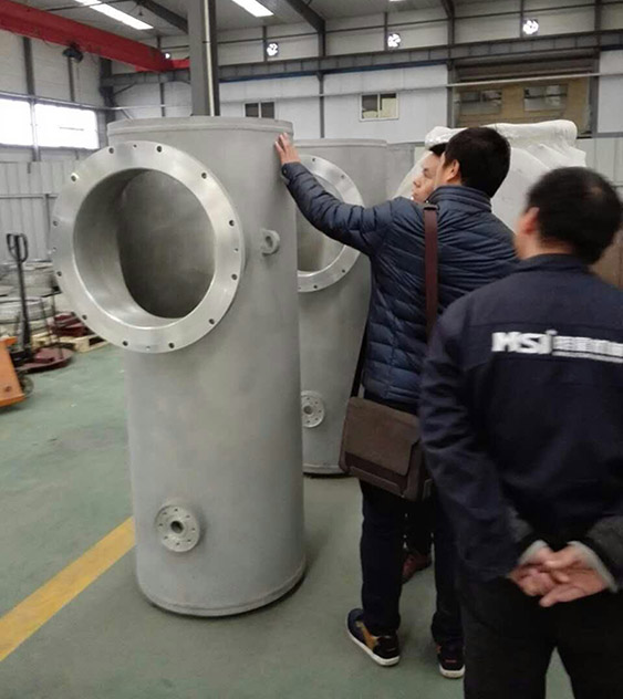 客戶(hù)參觀我公司GIS殼體成品。